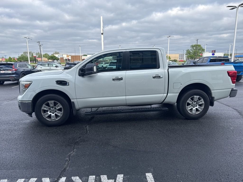 2017 Nissan TITAN SV