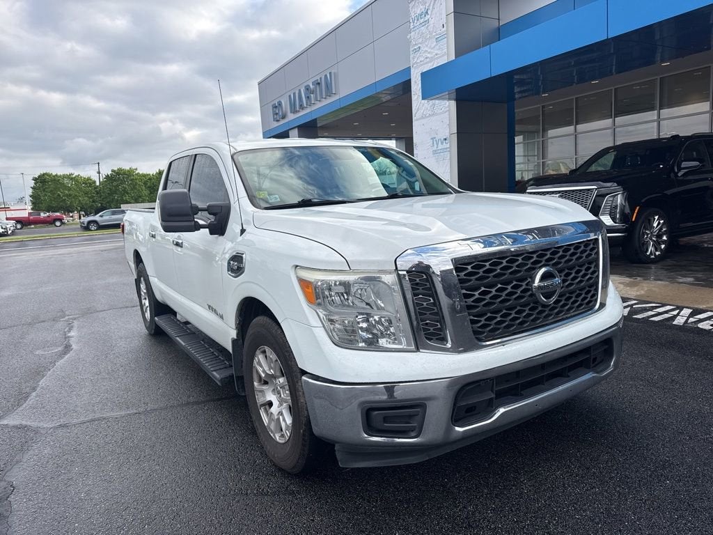 2017 Nissan TITAN SV