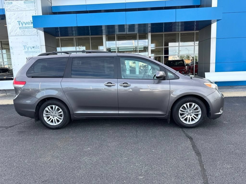 2014 Toyota Sienna XLE V6 8 Passenger