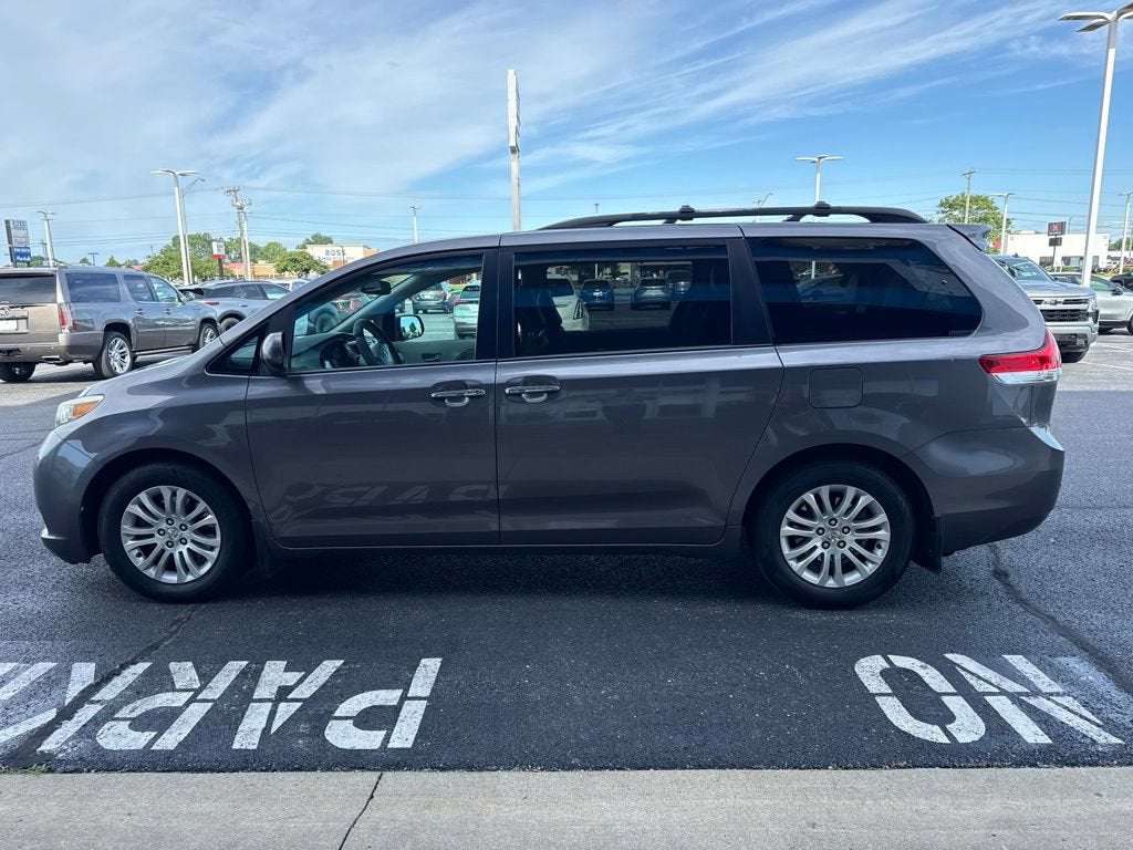 2014 Toyota Sienna XLE V6 8 Passenger