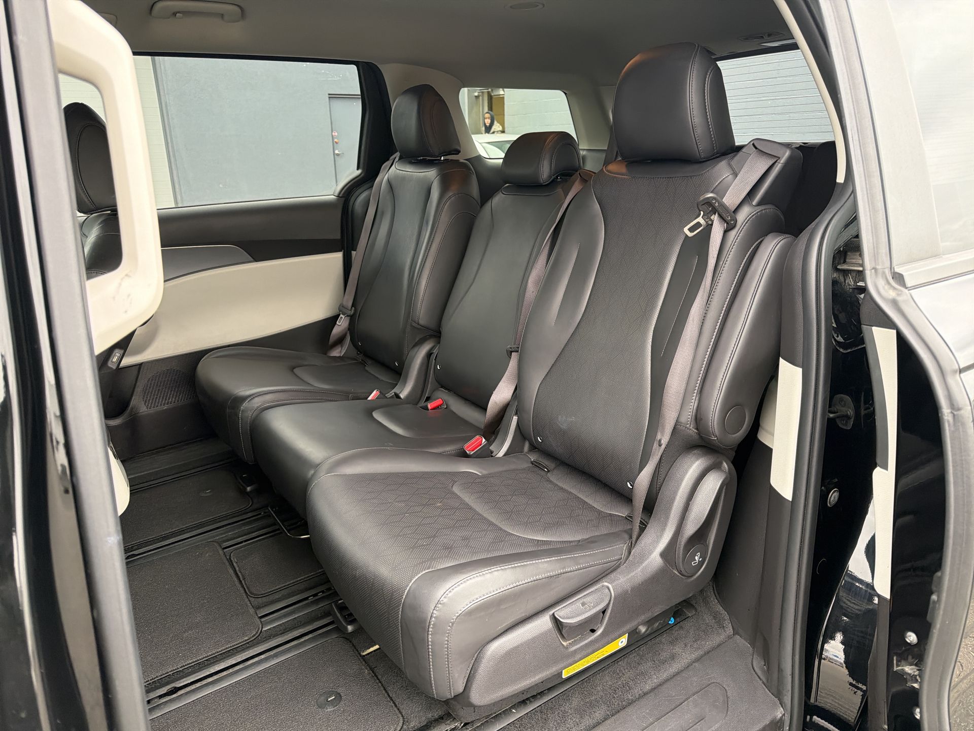 2023 Kia Carnival LX